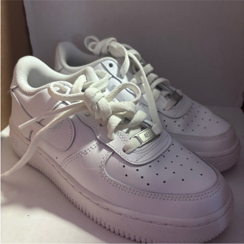 Nike Air Force 1 LE Youth Triple White Sneakers